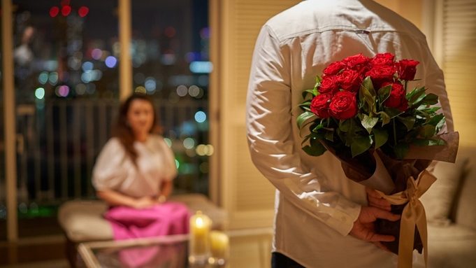【記念日プラン】インルームディナー＆ダズンローズで特別なプロポーズを演出！ラウンジアクセス＆朝食付